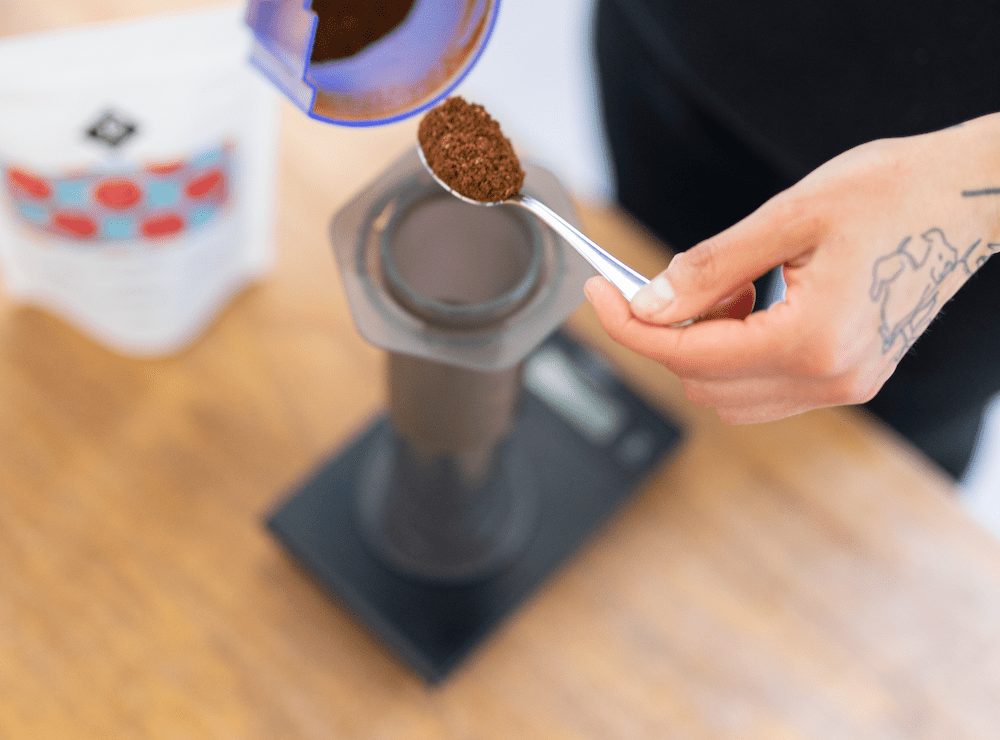 Aeropress mit Kaffee füllen