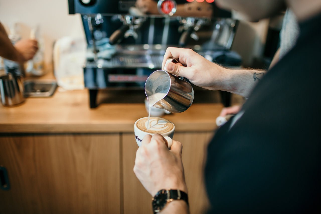 Barista am Latte Art machen im Trainingsraum von 19grams