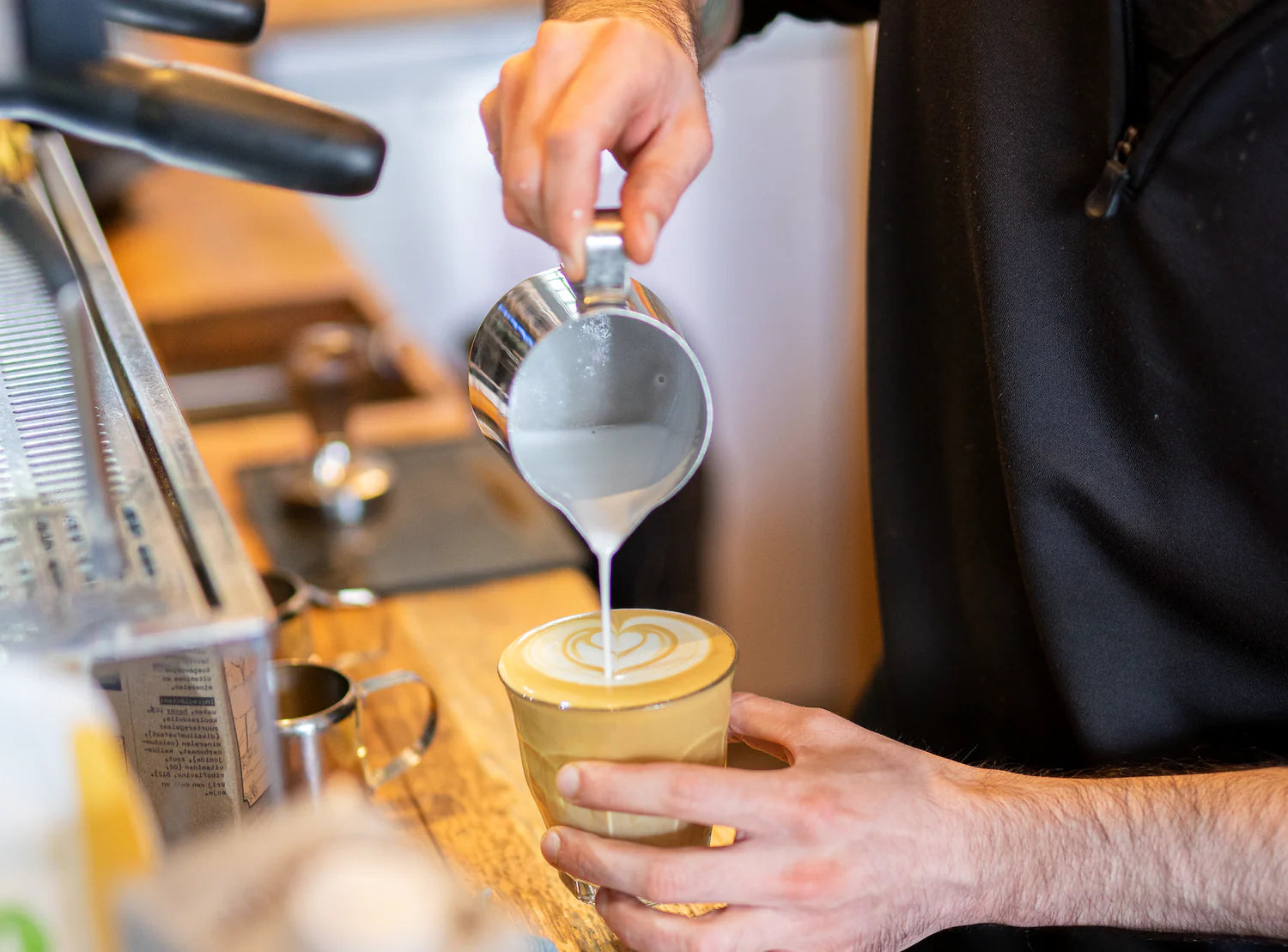 Barista bei Latte Art