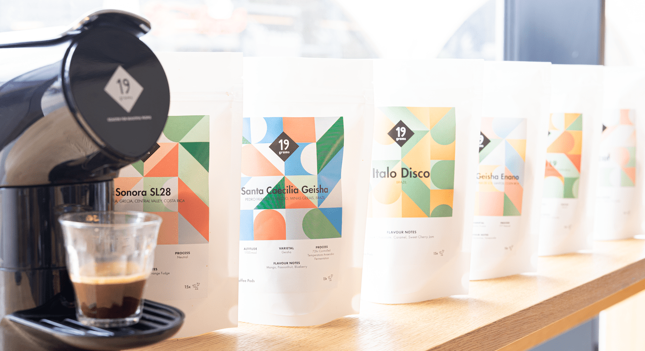 Specialty Coffee Pods in Tüten und Morning Machine