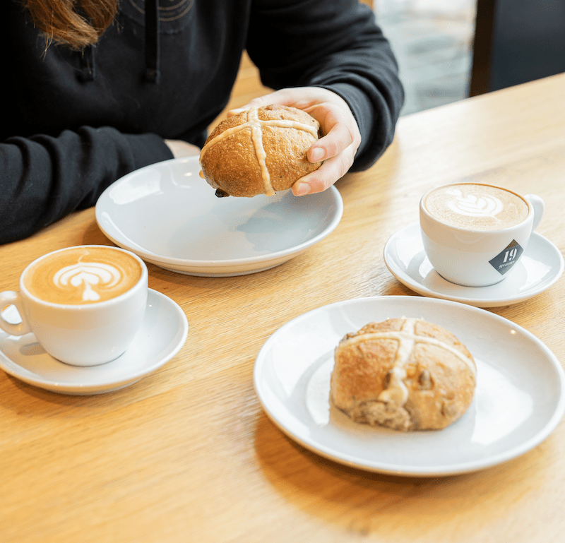 Hot Cross Buns im 19grams Cafe