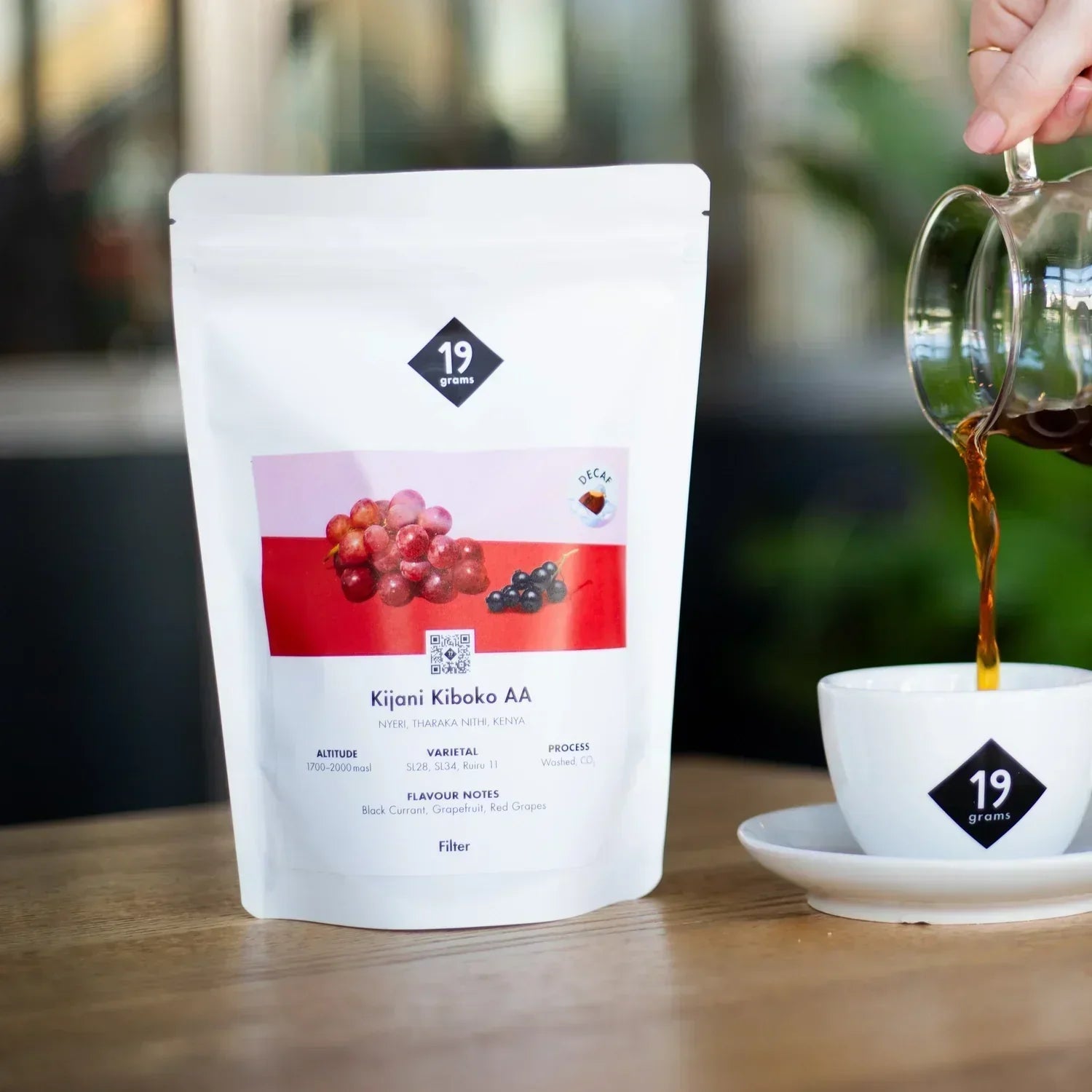 19grams Kijani Kiboko Filte Kaffee auf dem Tisch mit frischer Tasse Kaffee
