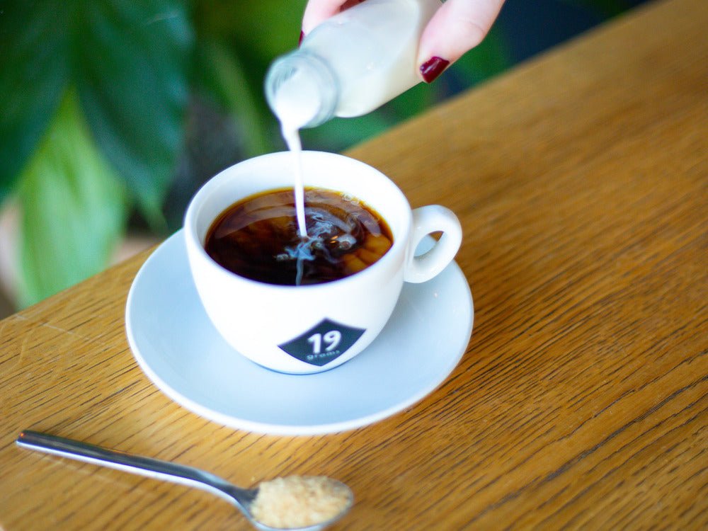 Milch und Zucker im Café – Alte Muster für modernen Kaffee aufbrechen