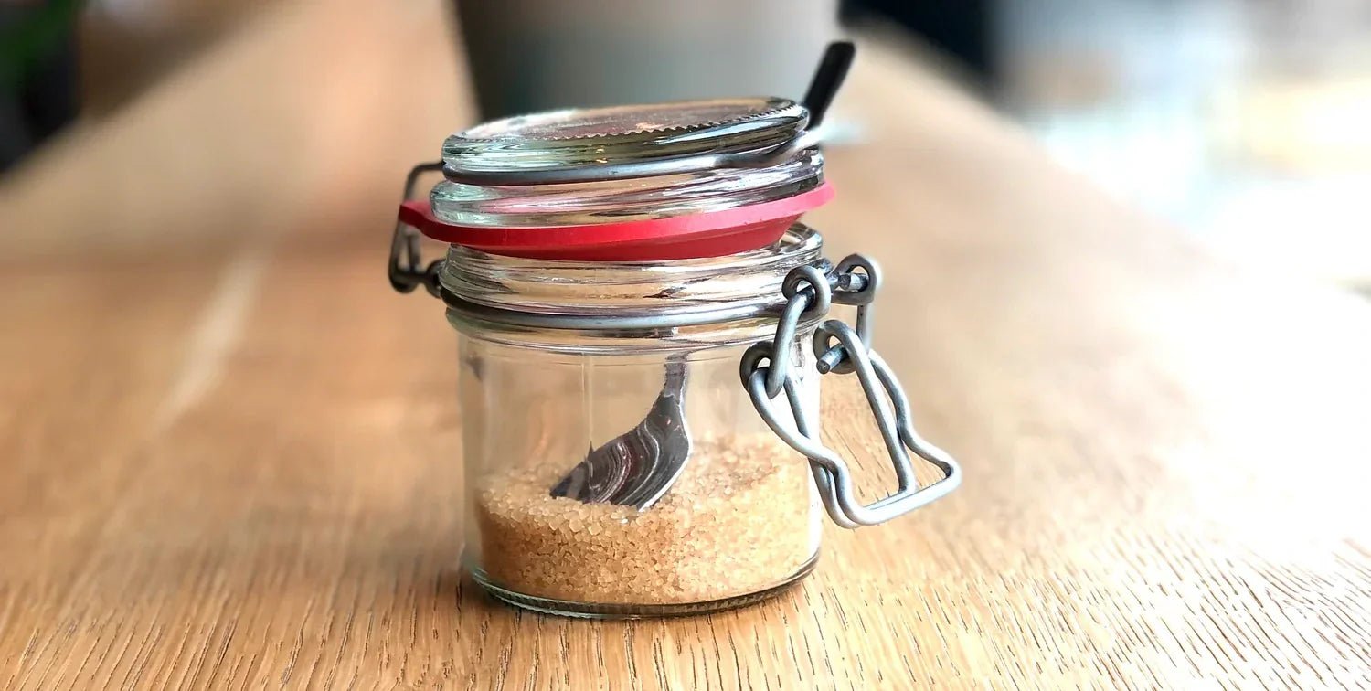 Brauner Rohrzucker in Glas