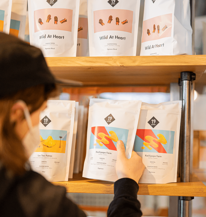 Blick ins Kaffee Regal - in unserem Kaffee Archiv findest du auch die Kaffeesorten, die wir nicht mehr haben