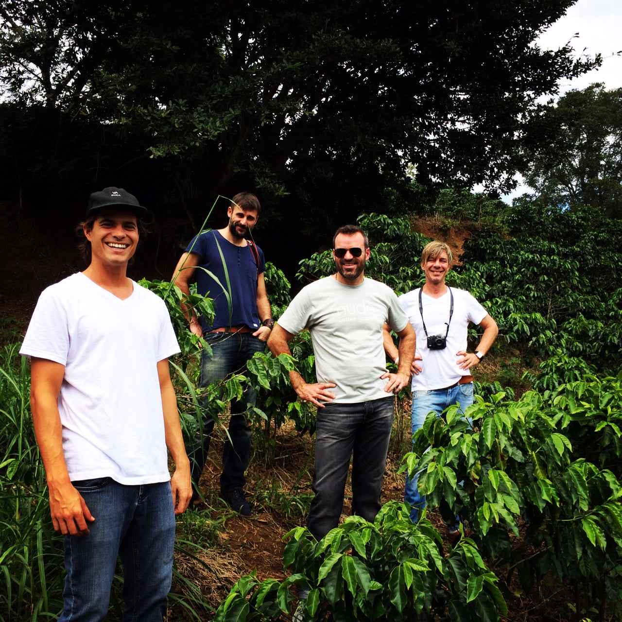 Sascha und Rob von Trescabezas kaufen auf der Hacienda Sonora in Costa Rica Kaffee für das Trescabezas Café ein.