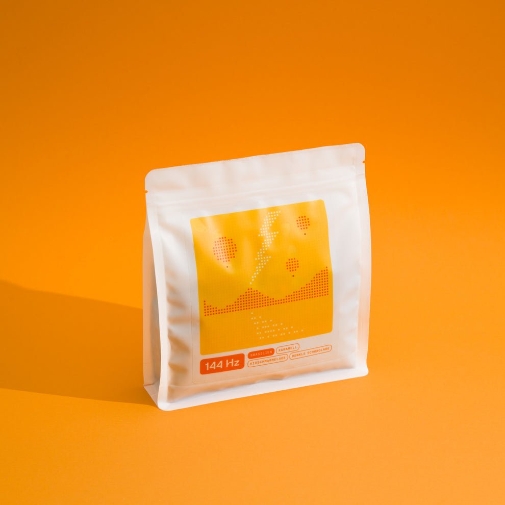 144 Hz Kaffee auf gelbem Hintergrund