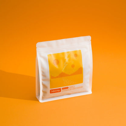 144 Hz Kaffee auf gelbem Hintergrund