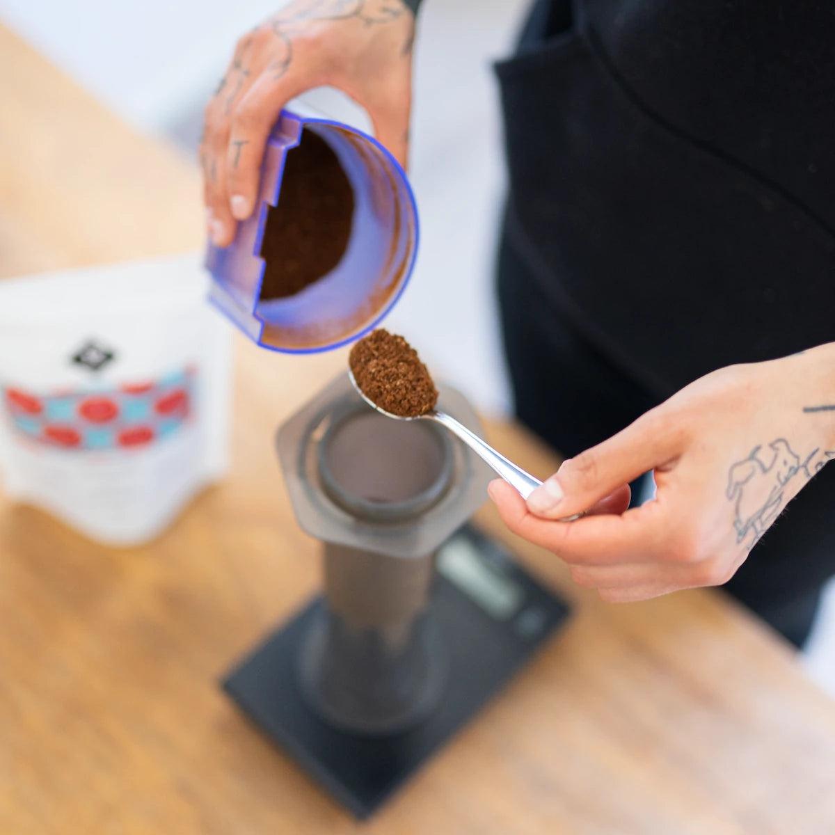 Kaffee mit der Aerobie Aeropress zubereiten - Kaffeemahlgut abwiegen