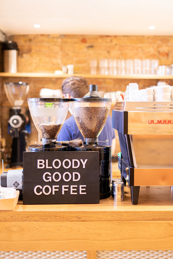 Bloody Good Coffee Schild vor Maschine