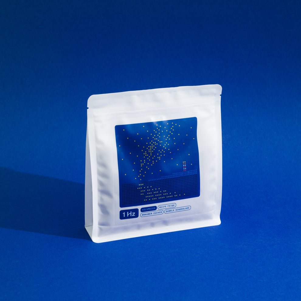 1 Hz Decaf Kaffee mit blauem Hintergrund