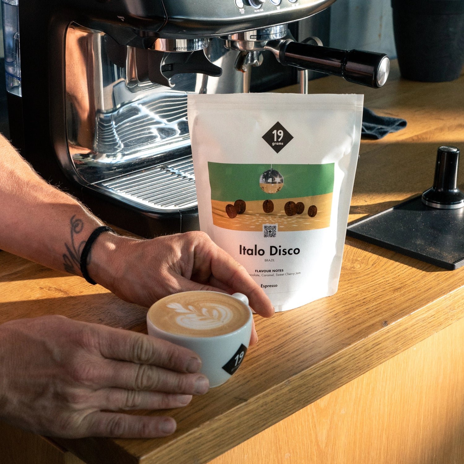 19grams Italo Disco Cappucino mit Espresso Maschine im Hintergrund