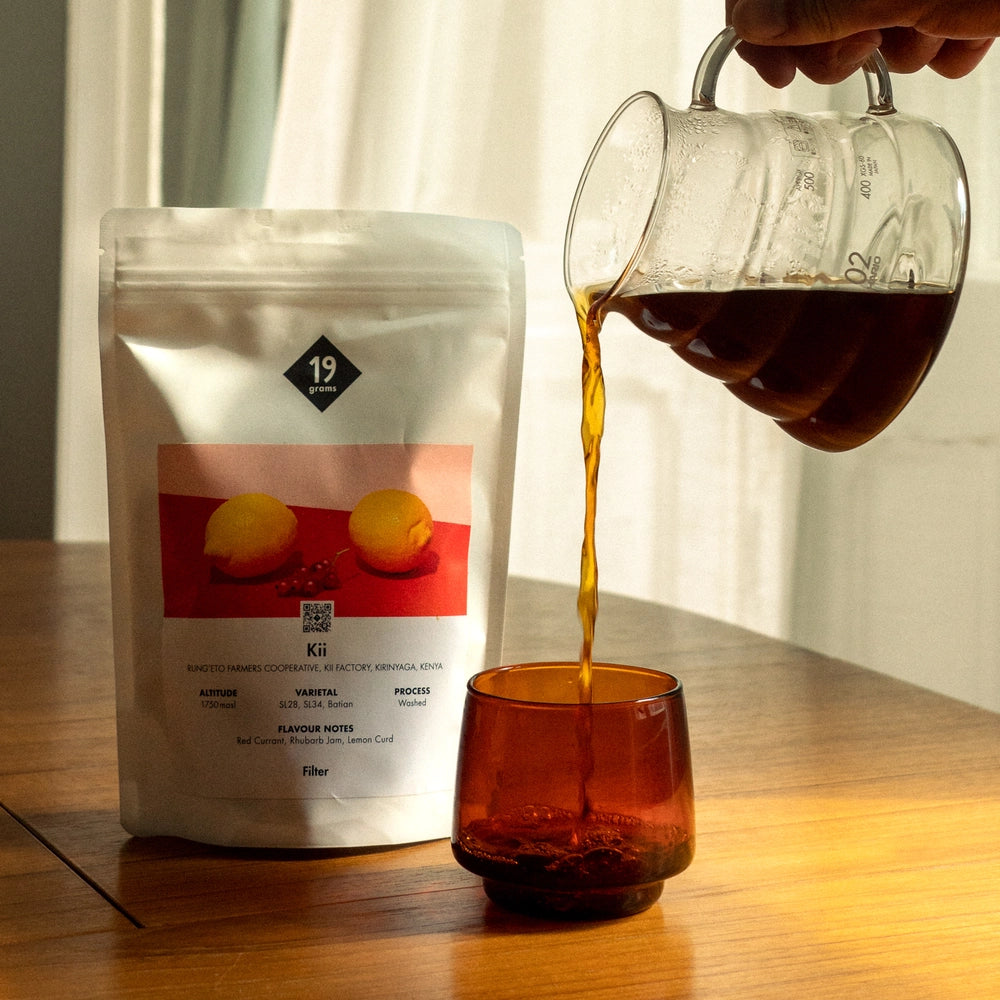 19grams Kii Filterkaffee auf dem Tisch mit einer frischen Kanne Kaffee