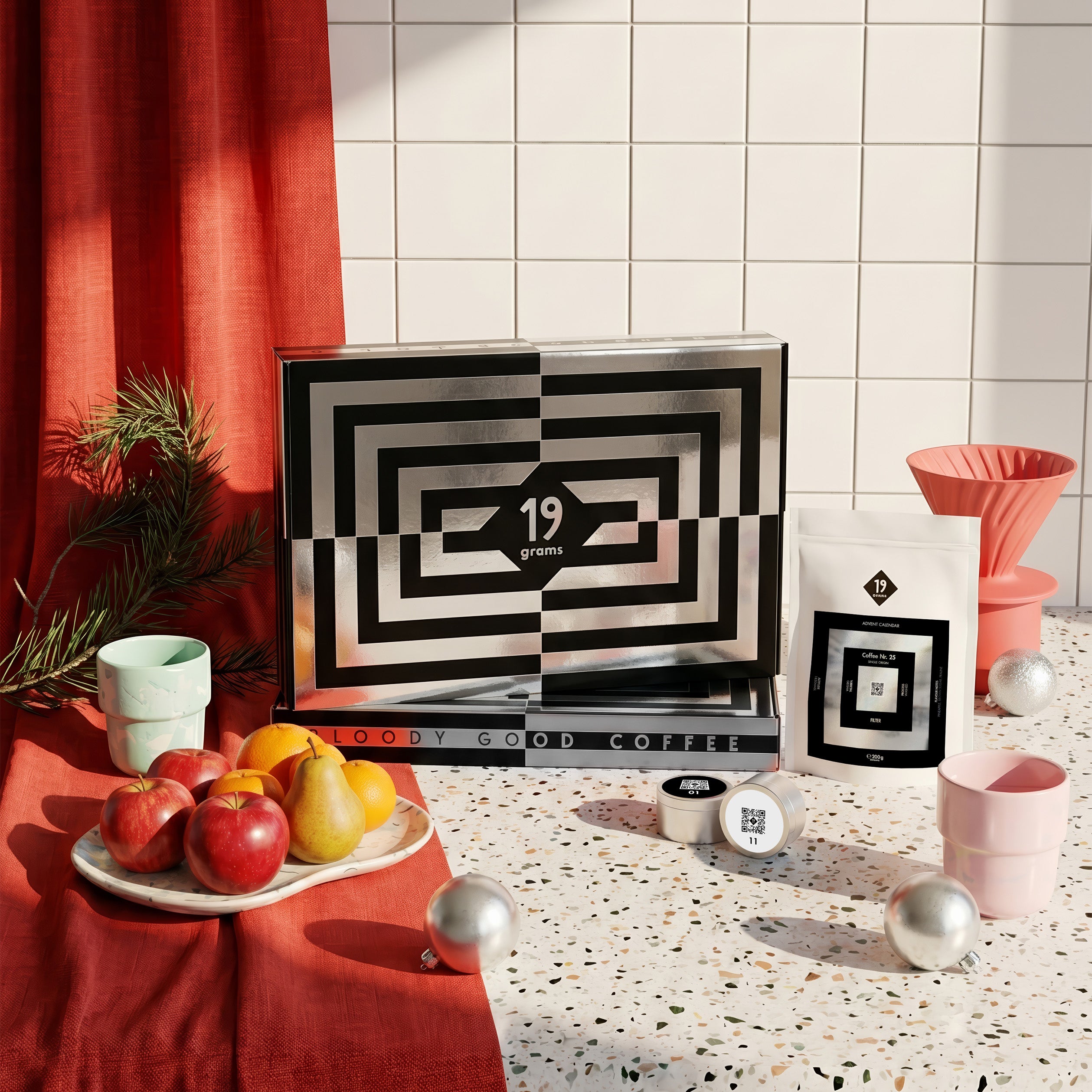 19grams Xmas in July Specialty Coffee Moodbild – Adventskalender Box mit Kaffeebeutel, Handfilter, Tassen und Obst auf Terrazzo, Bloody Good Coffee, Kaffeerösterei Berlin