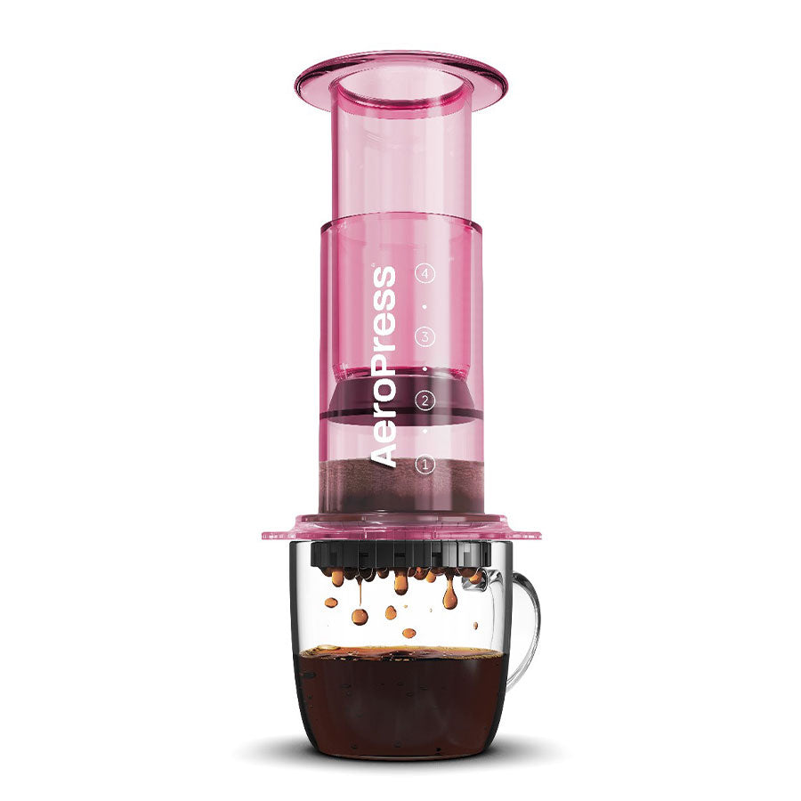 AeroPress Clear Pink auf einer Tasse mit frisch gepressten Kaffee