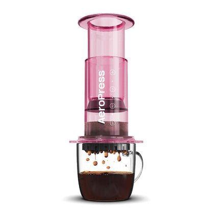 AeroPress Clear Pink auf einer Tasse mit frisch gepressten Kaffee