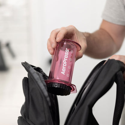 AeroPress Clear Pink wird in den Rucksack gepackt
