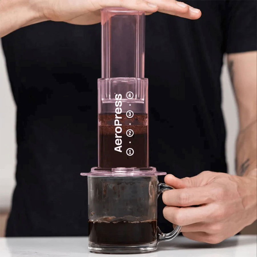 Zubereitung von Kaffee mit einem Aeropress Clear Pink