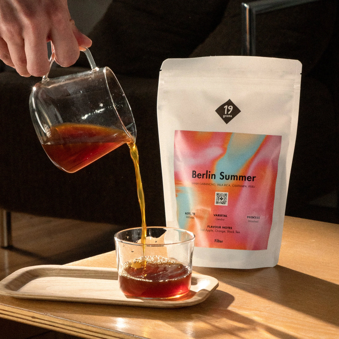 19grams Berlin Summer im Wohnzimmer mit einer frischen Kanne Kaffee