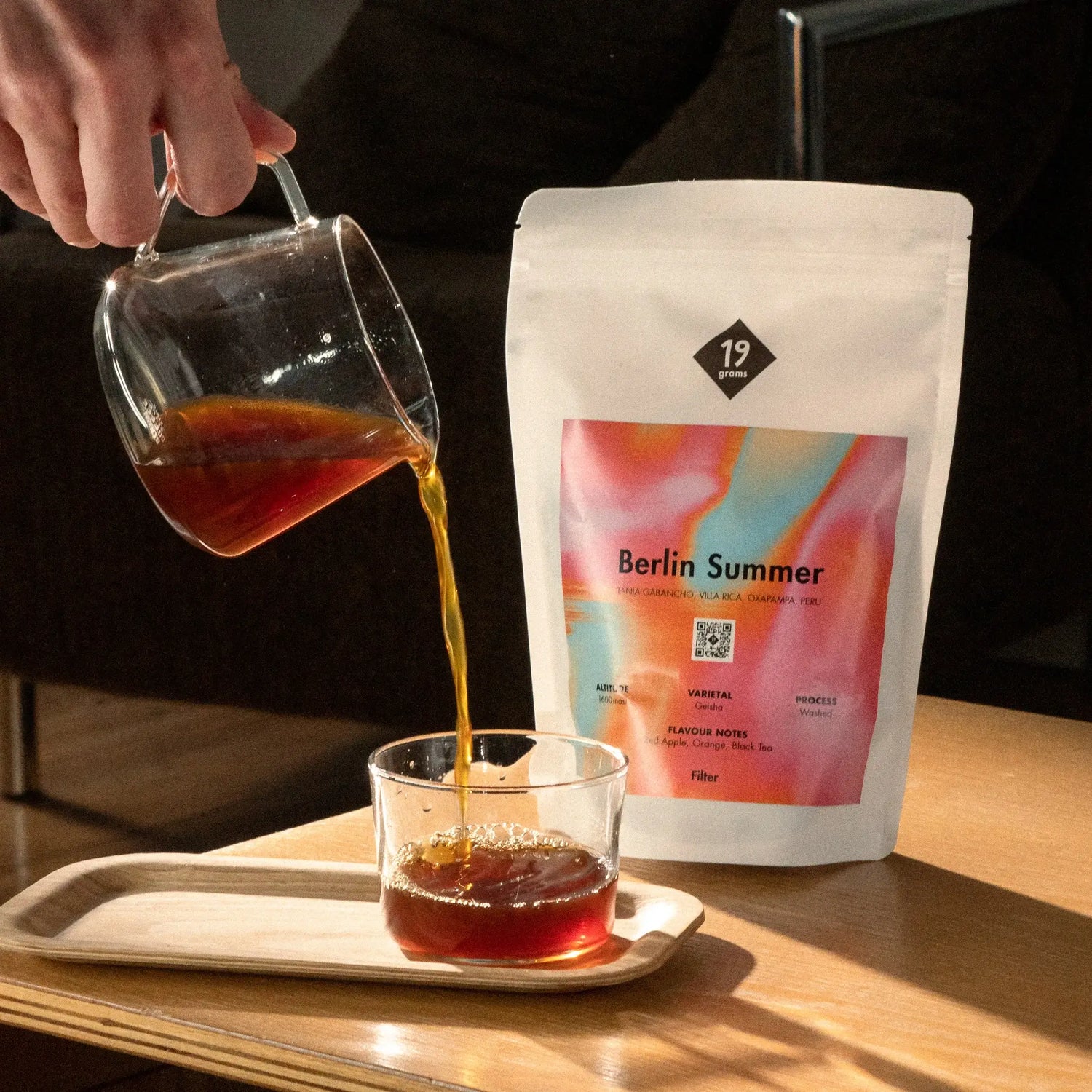 19grams Berlin Summer im Wohnzimmer mit einer frischen Kanne Kaffee
