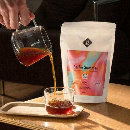 19grams Berlin Summer im Wohnzimmer mit einer frischen Kanne Kaffee