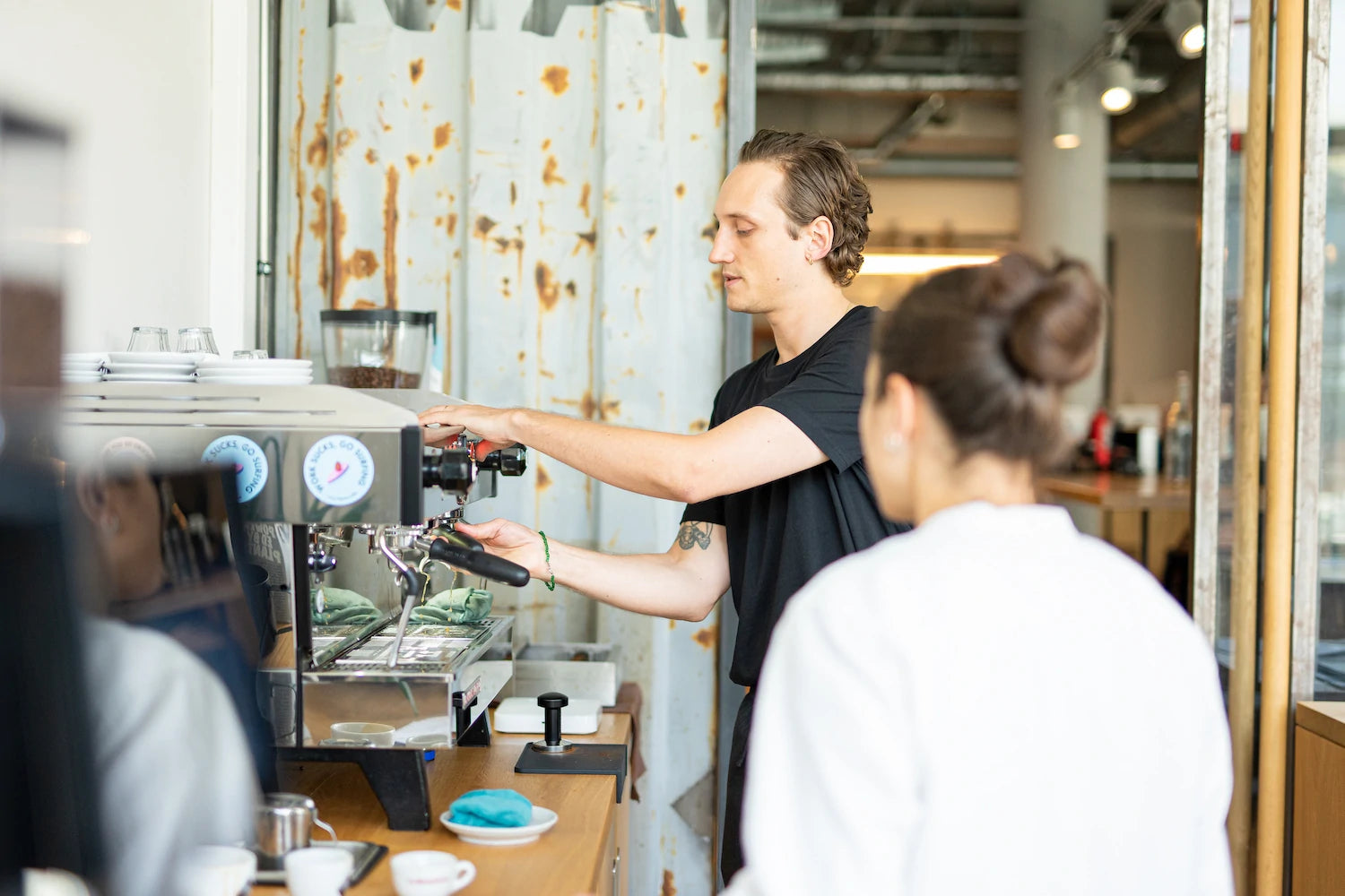 19grams Barista zieht Espresso beim Barista Workshop