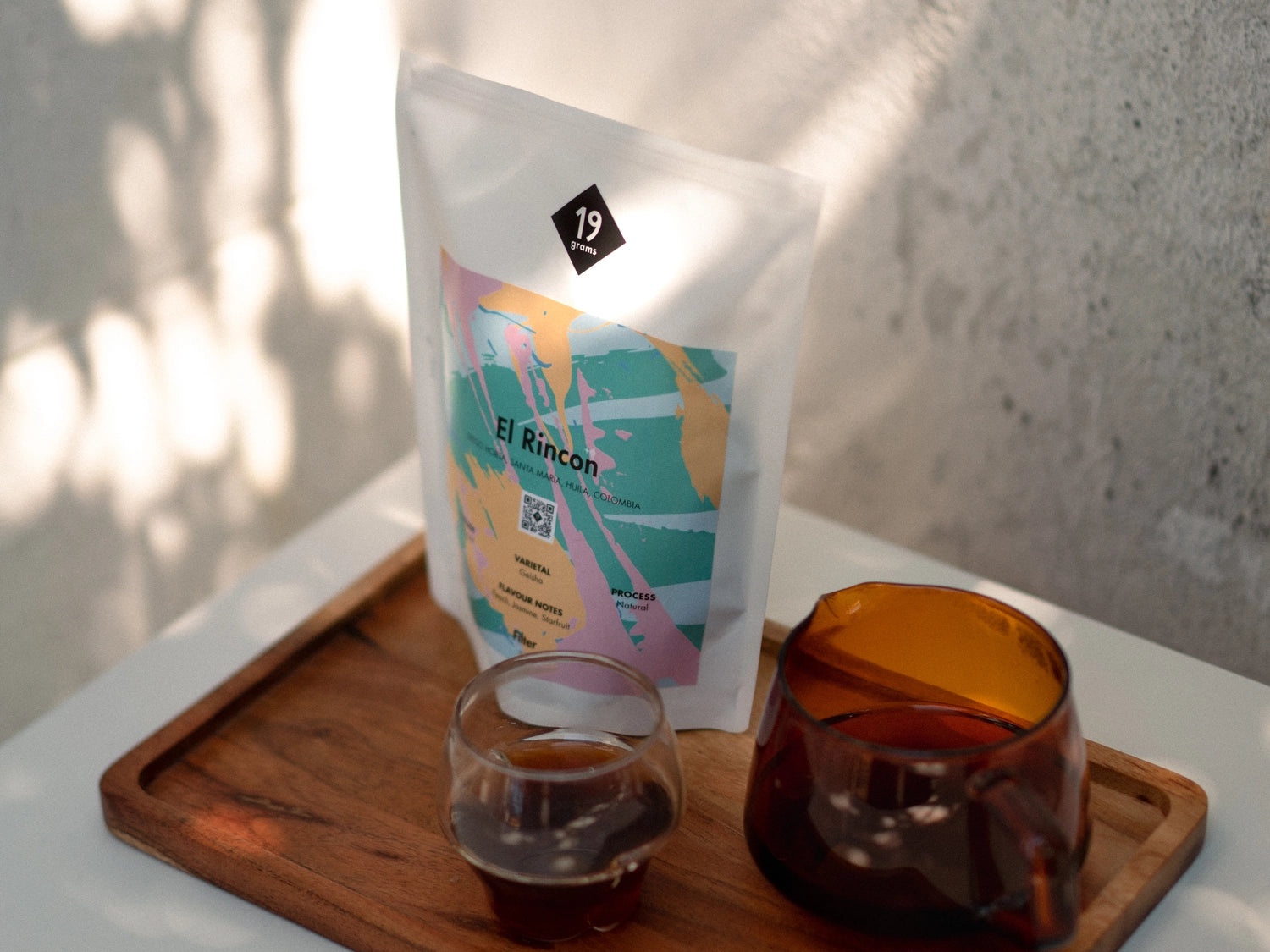 19grams El Rincon Rare Filterkaffee auf dem Tablett mit Tasse und Kanne