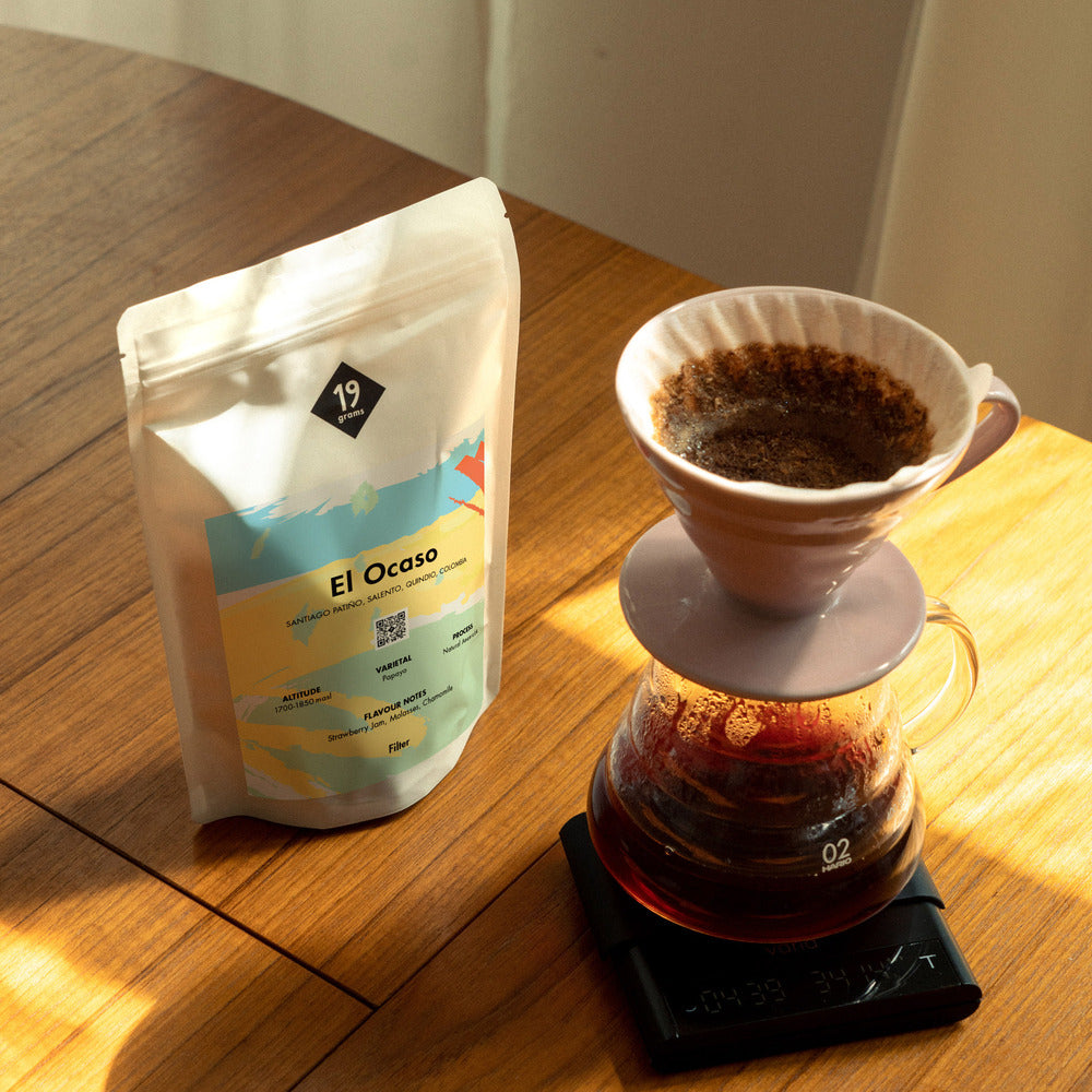 19grams El Ocaso Rare Filterkaffee neben einem Dripper und einer Waage.