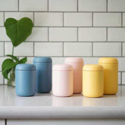 Fellow Thermobecher Carter Everywhere Mug vakuumisoliert, Keramikbeschichtung verschiedene helle Farben – Kaffee-Zubehör bei 19grams Berlin