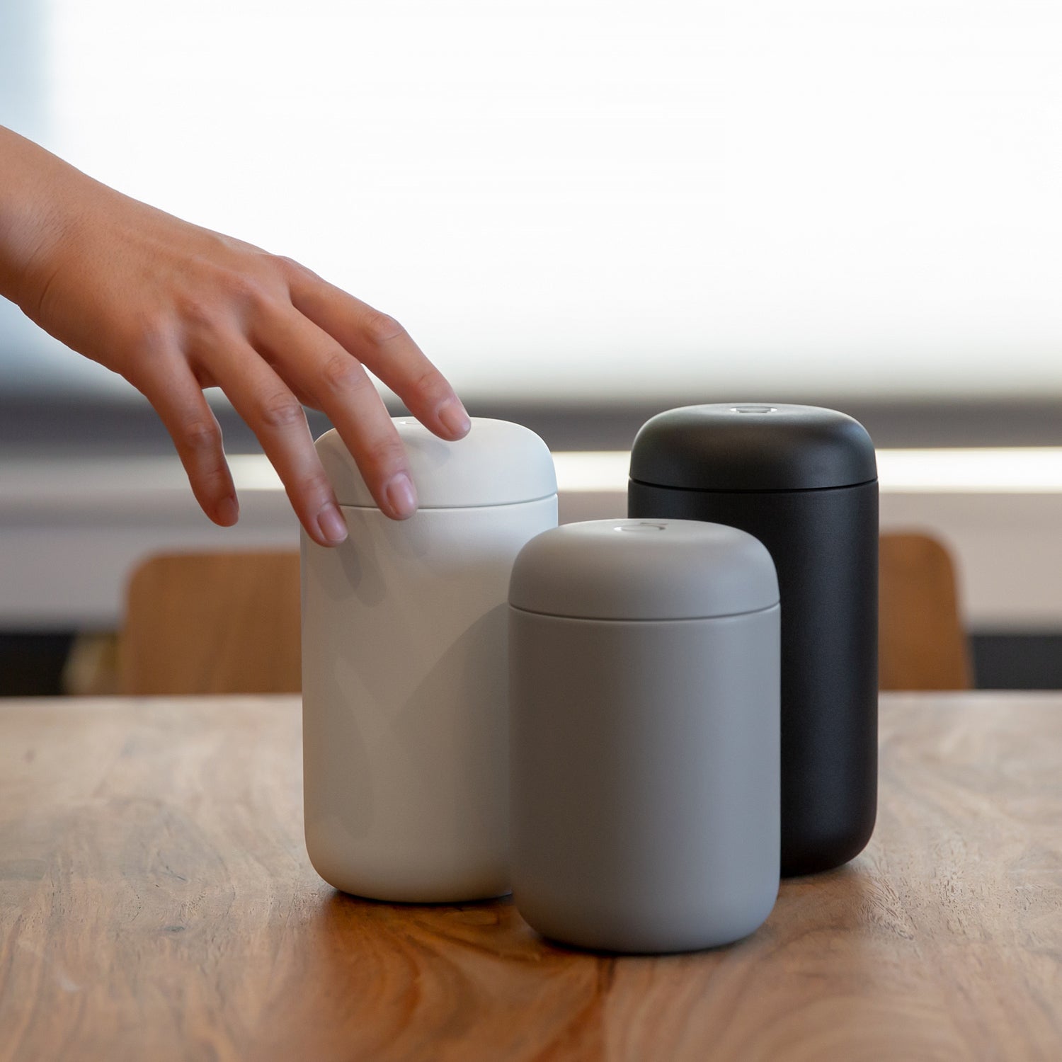Fellow Thermobecher Carter Everywhere Mug vakuumisoliert, Keramikbeschichtung verschiedene dunkle Farben – Kaffee-Zubehör bei 19grams Berlin