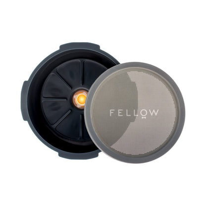 Fellow Prismo wiederverwendbarer Aufsatz für AeroPress – Espresso-Style Brew-Filter Detailansicht, im 19grams Coffee Roasters Berlin Shop
