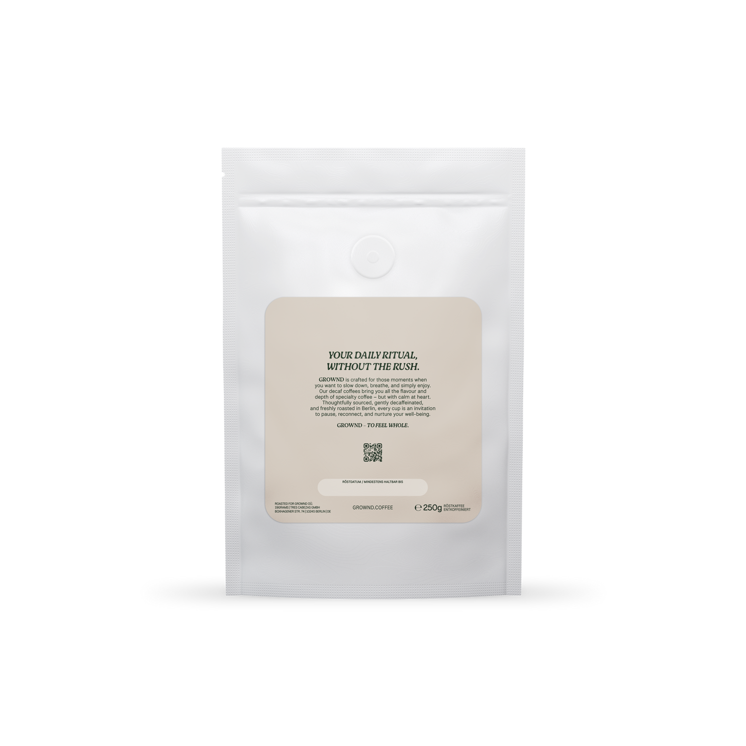 19grams GROWND Decaf – Rückseite des weißen 250-g-Kaffeebeutels mit beigem Label, Markentext „Your daily ritual, without the rush“ und Feld für das Röstdatum