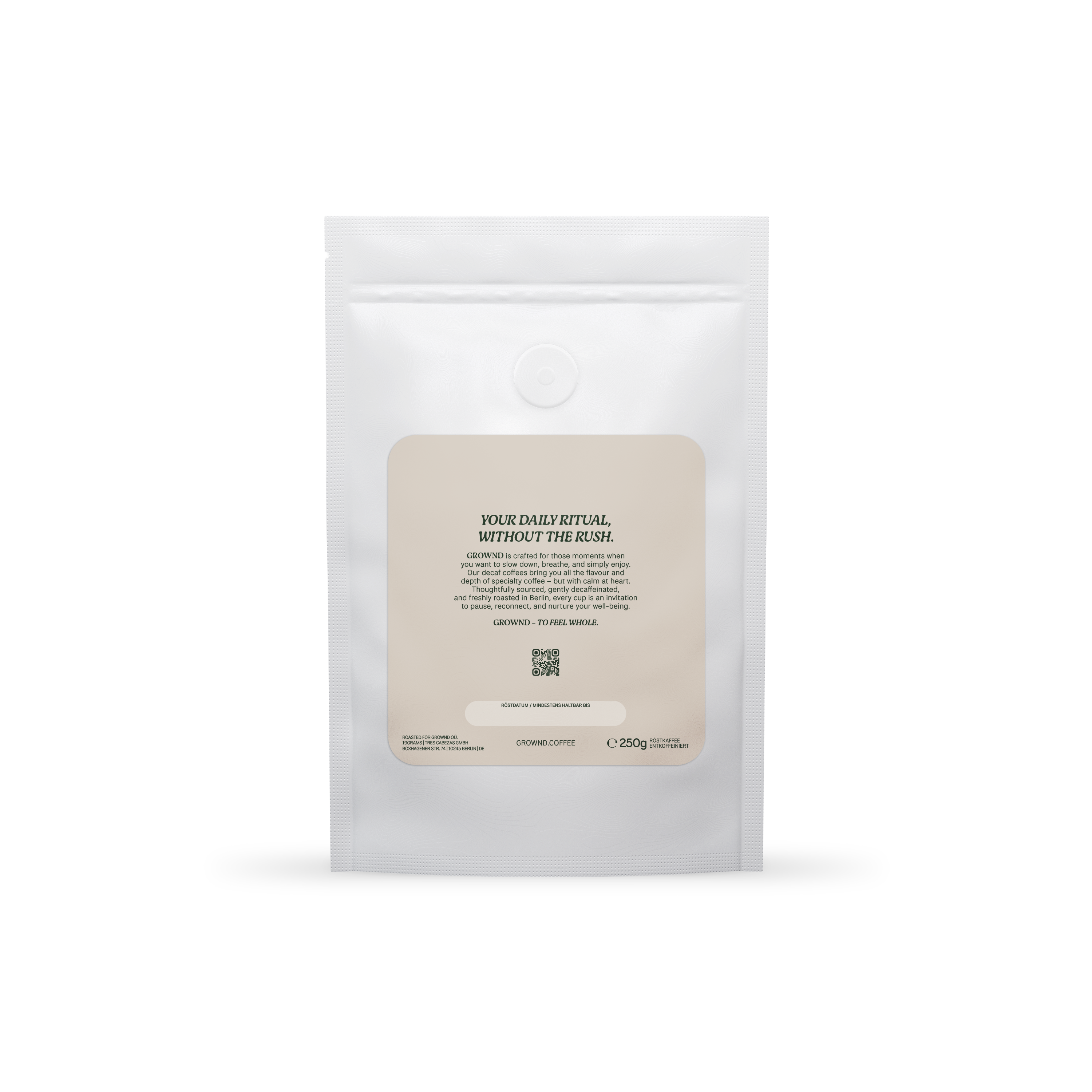 19grams GROWND Decaf – Rückseite des weißen 250-g-Kaffeebeutels mit beigem Label, Markentext „Your daily ritual, without the rush“ und Feld für das Röstdatum