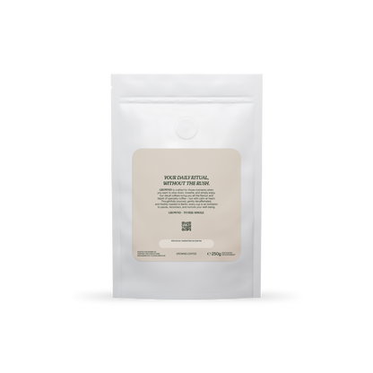19grams GROWND Decaf – Rückseite des weißen 250-g-Kaffeebeutels mit beigem Label, Markentext „Your daily ritual, without the rush“ und Feld für das Röstdatum