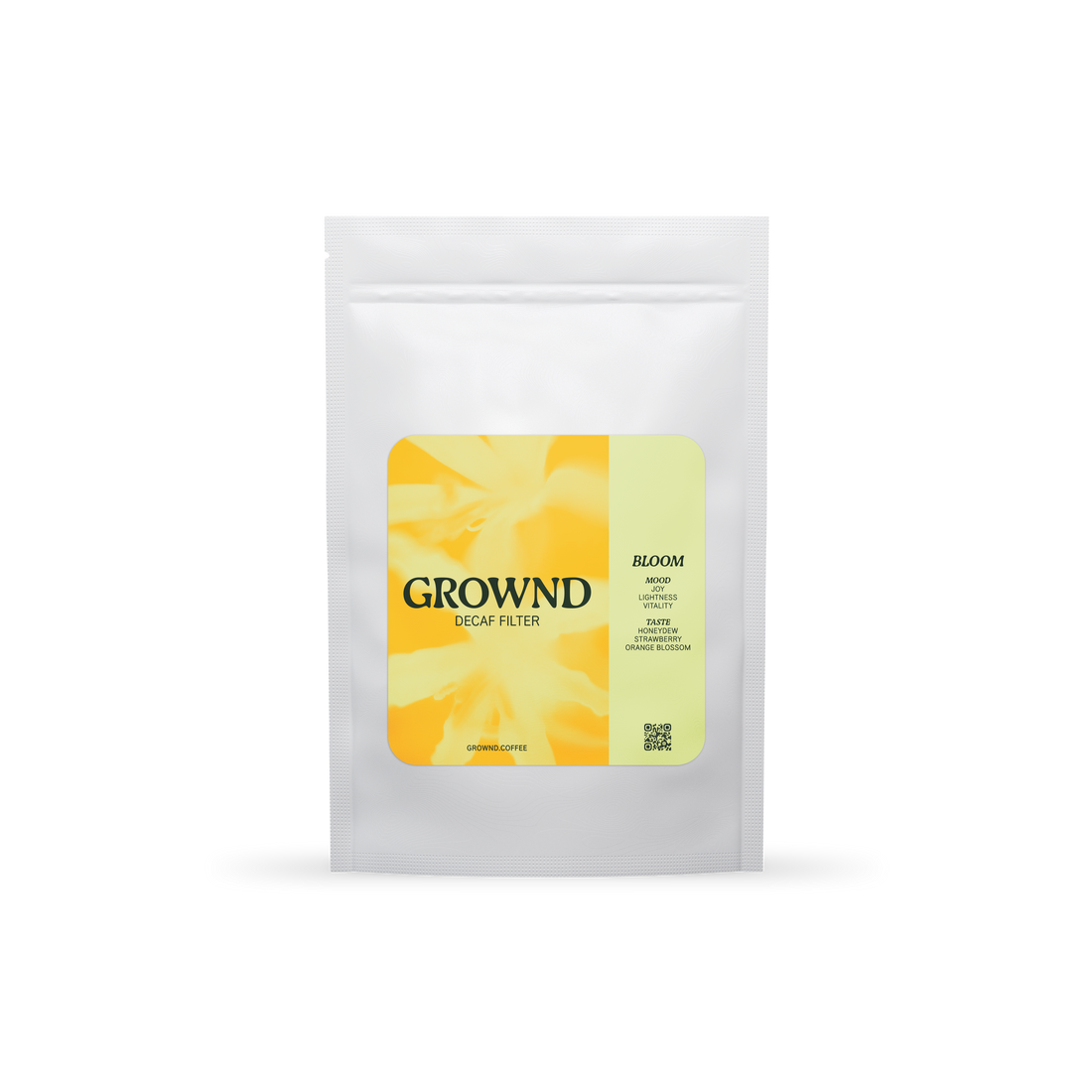 19grams GROWND BLOOM Filter Decaf – Freigestellter weißer Kaffeebeutel mit gelbem Blüten-Label, Geschmacksnoten Honigmelone, Erdbeere und Orangenblüte