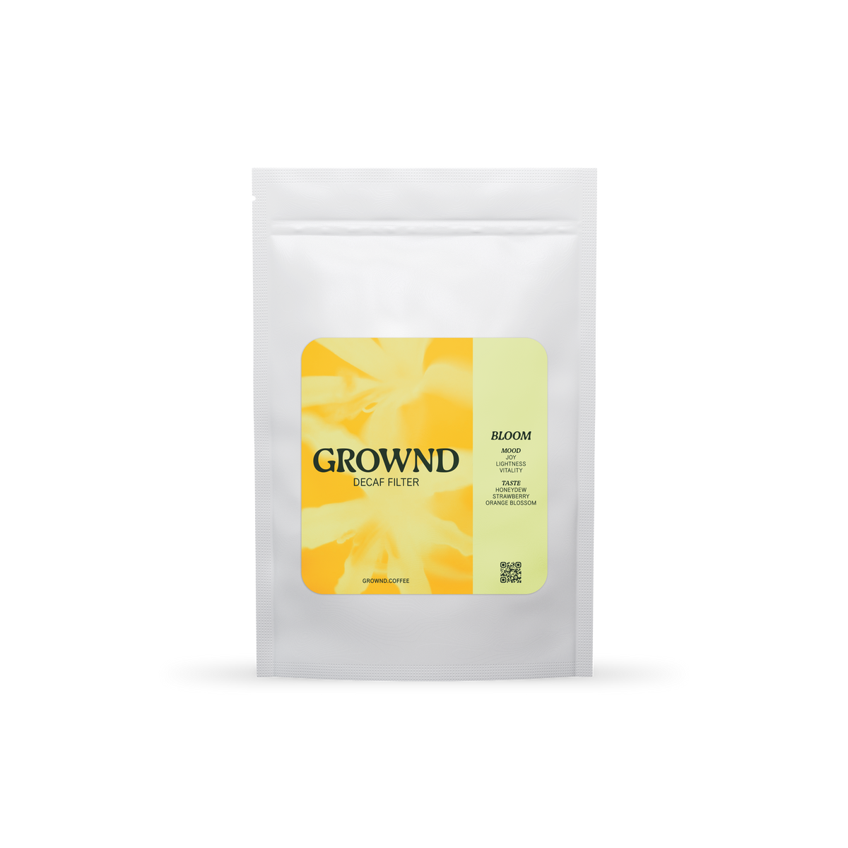 19grams GROWND BLOOM Filter Decaf – Freigestellter weißer Kaffeebeutel mit gelbem Blüten-Label, Geschmacksnoten Honigmelone, Erdbeere und Orangenblüte
