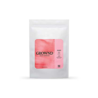 19grams GROWND DAWN Espresso Decaf – Freigestellter weißer Kaffeebeutel mit rosafarbenem Label, Geschmacksnoten Aprikose, Lindenblüte und Rohrzucker