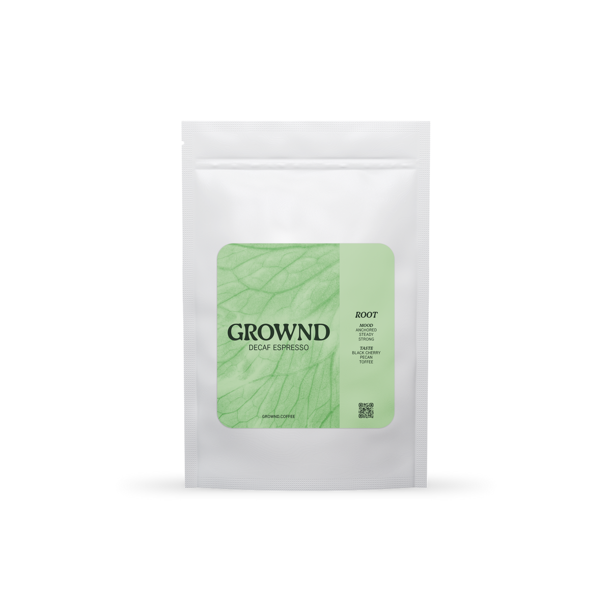 19grams GROWND ROOT Espresso Decaf – Freigestellter weißer Kaffeebeutel mit hellgrünem Blatt-Label, Geschmacksnoten Schwarzkirsche, Pekannuss und Toffee