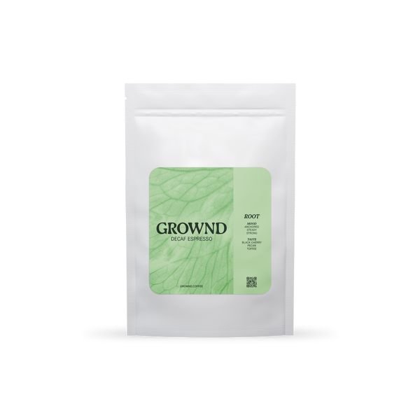 19grams GROWND ROOT Espresso Decaf – Freigestellter weißer Kaffeebeutel mit hellgrünem Blatt-Label, Geschmacksnoten Schwarzkirsche, Pekannuss und Toffee