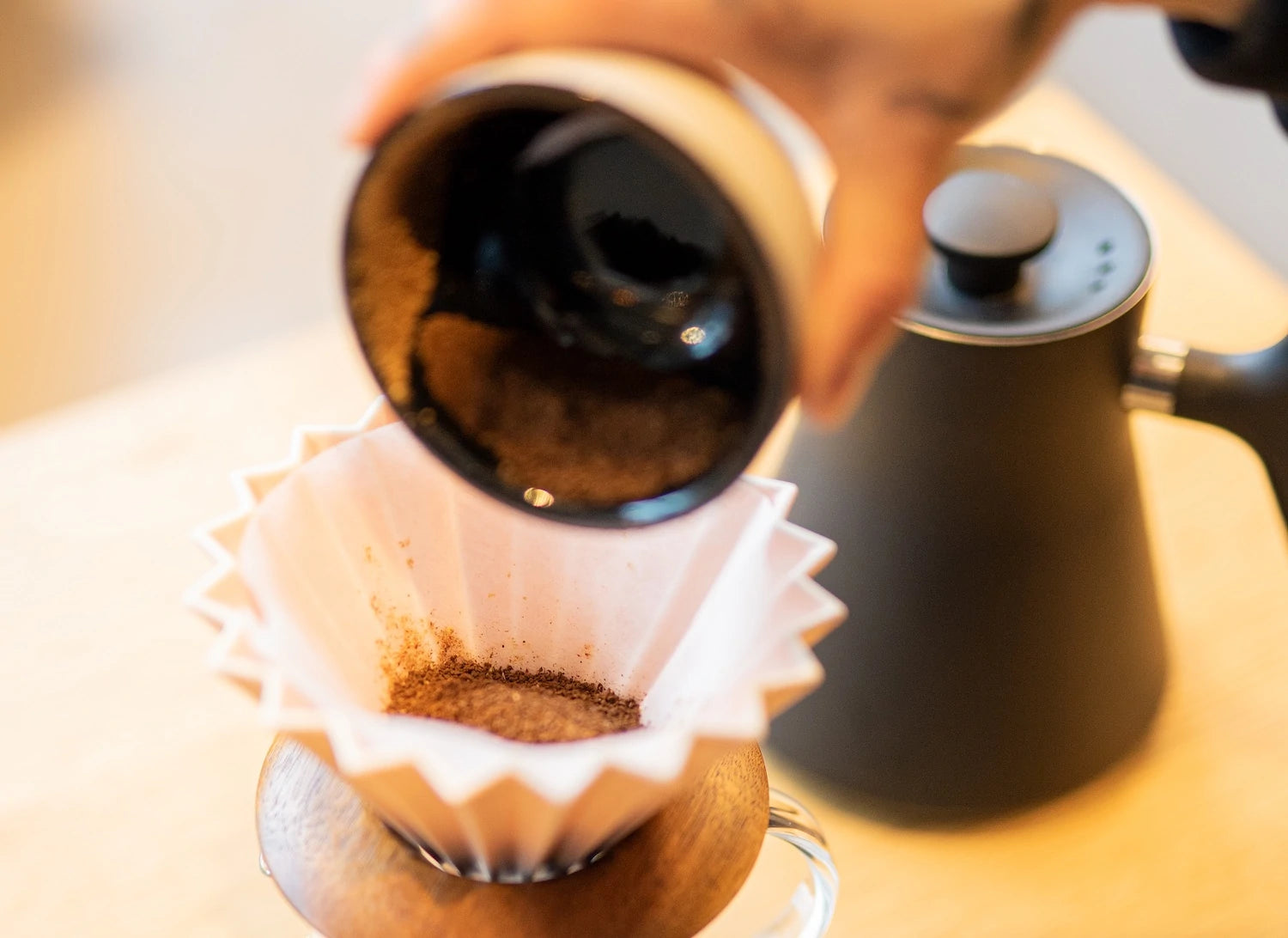 Frisch gemahlener Kaffee im Origami Dripper