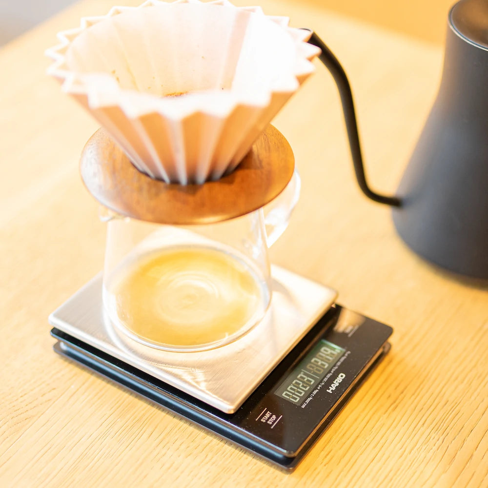 Filter Kaffeezubereitung auf der Hario Metall Waage