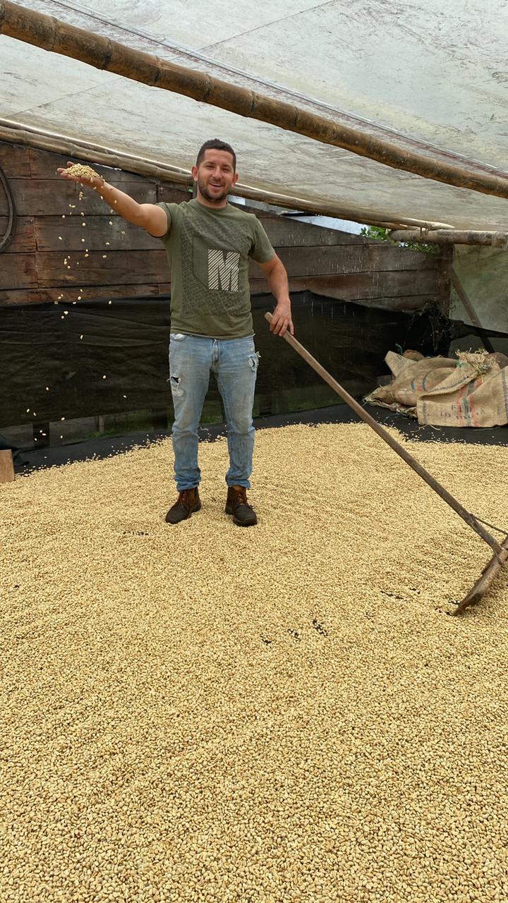 Jhonatan auf der Bella Vista Geisha Farm in Kolumbien