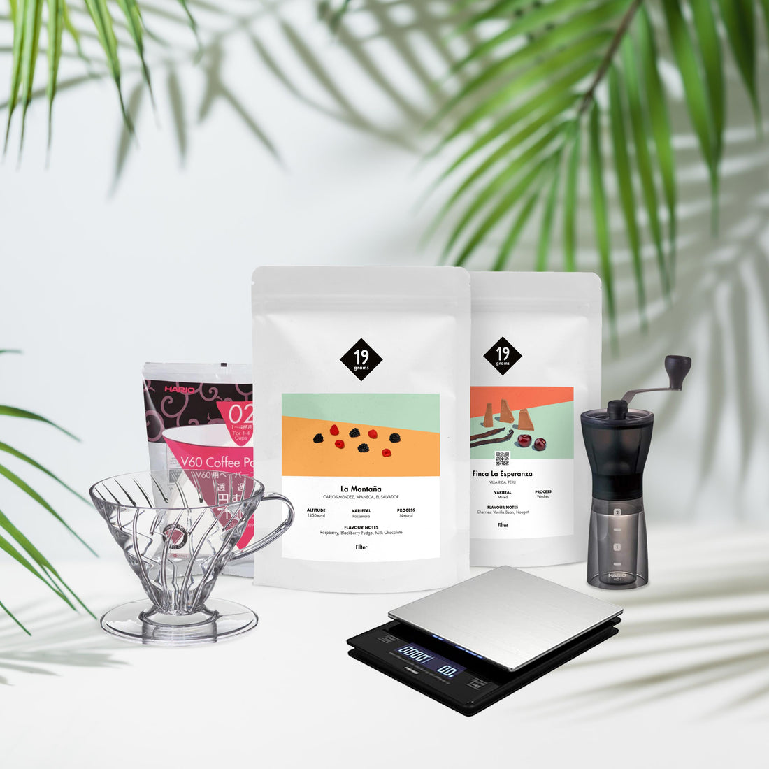 Das Starter Filterkaffee Bundle von 19grams mit Filter, Filterpapier, Handmühle ,Kaffeebeutel und einer Waage von Hario.