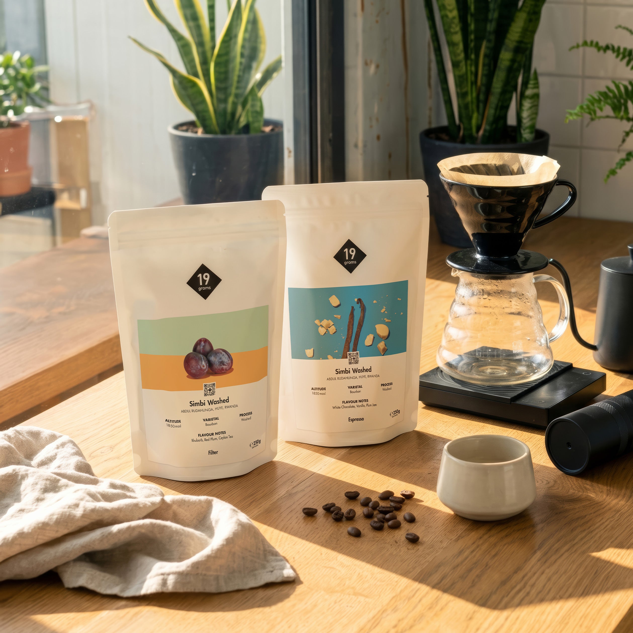 19grams Simbi Washed Espresso und Filter Kaffeebeutel auf Holztisch mit Pour-Over Set – Ruanda Uganda Washed Specialty Coffee, Kaffeerösterei Berlin
