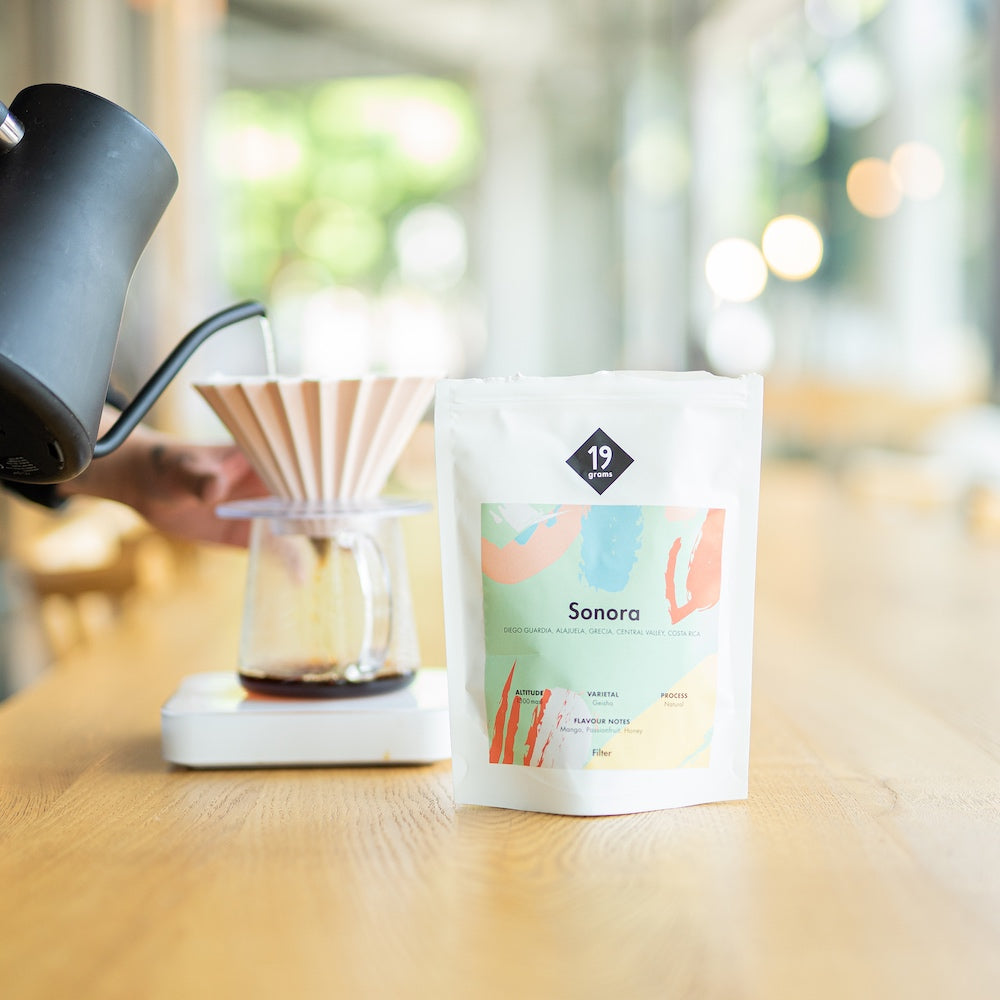 19grams Sonora Geisha Natural Filter Kaffee auf frisch gebrüht.