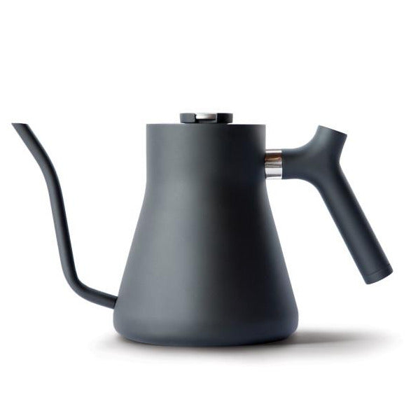 Fellow Stagg Pour-Over Kettle 1 l Matt-Schwarz – manueller Schwanenhals-Wasserkessel, Hero-Shot im 19grams Coffee Roasters Berlin Shop