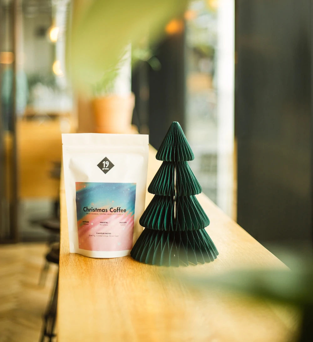19grams Christmas Coffee mit Tannenbaum auf der Theke