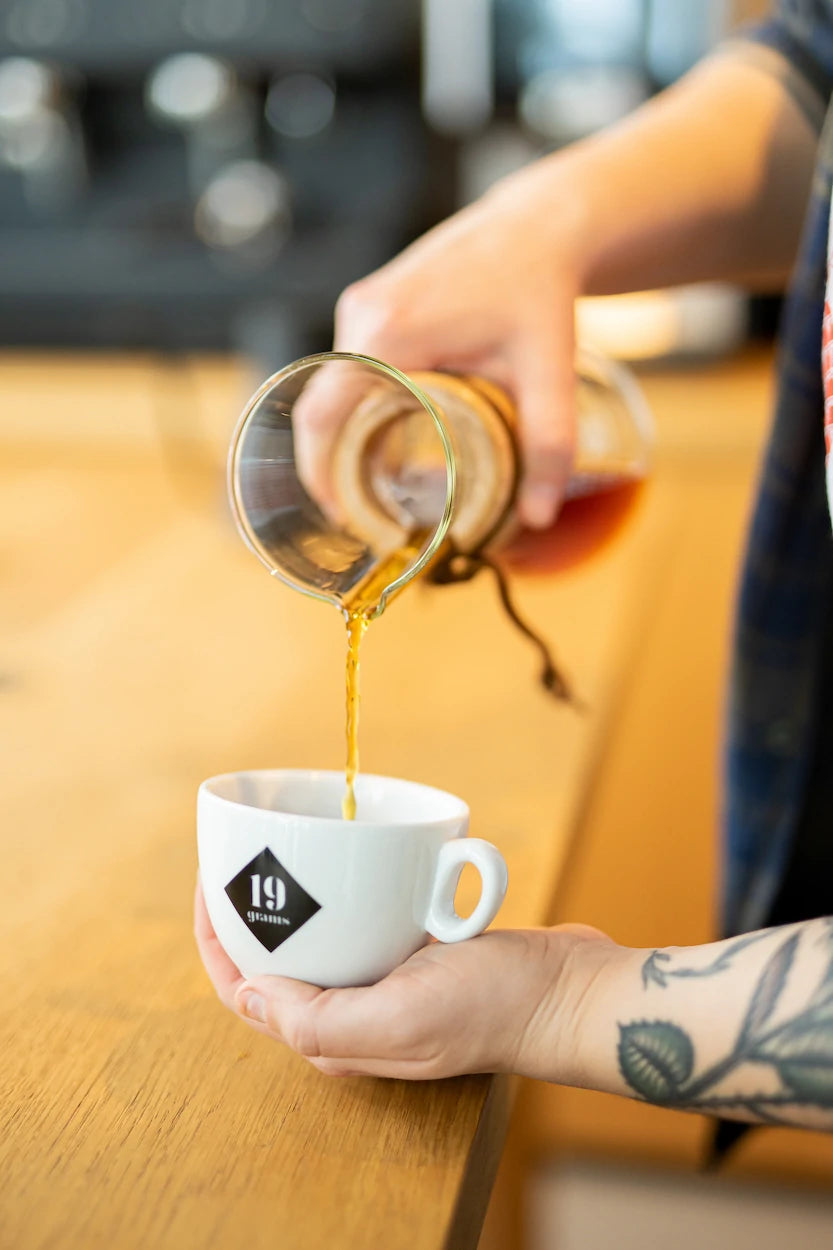 Chemex Filterkaffee wird in 19grams Tasse gegossen