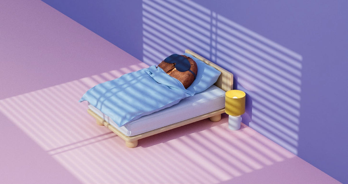 Kaffeebohne mit Schlafmaske schläft in einem Bett, Licht fällt durch die Jalousie