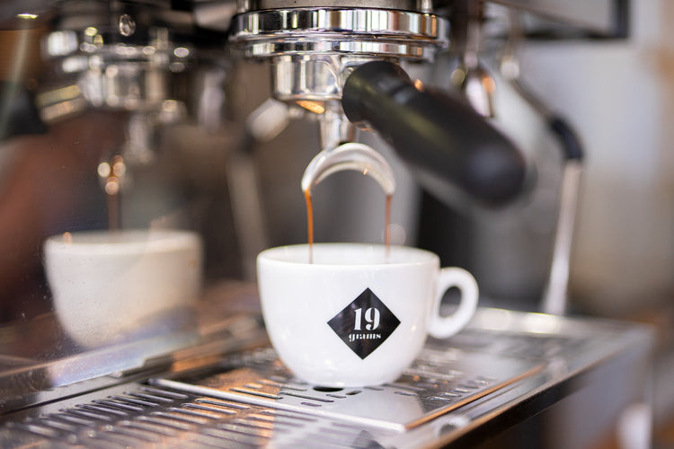Espresso läuft durch Siebträger in 19grams Tasse